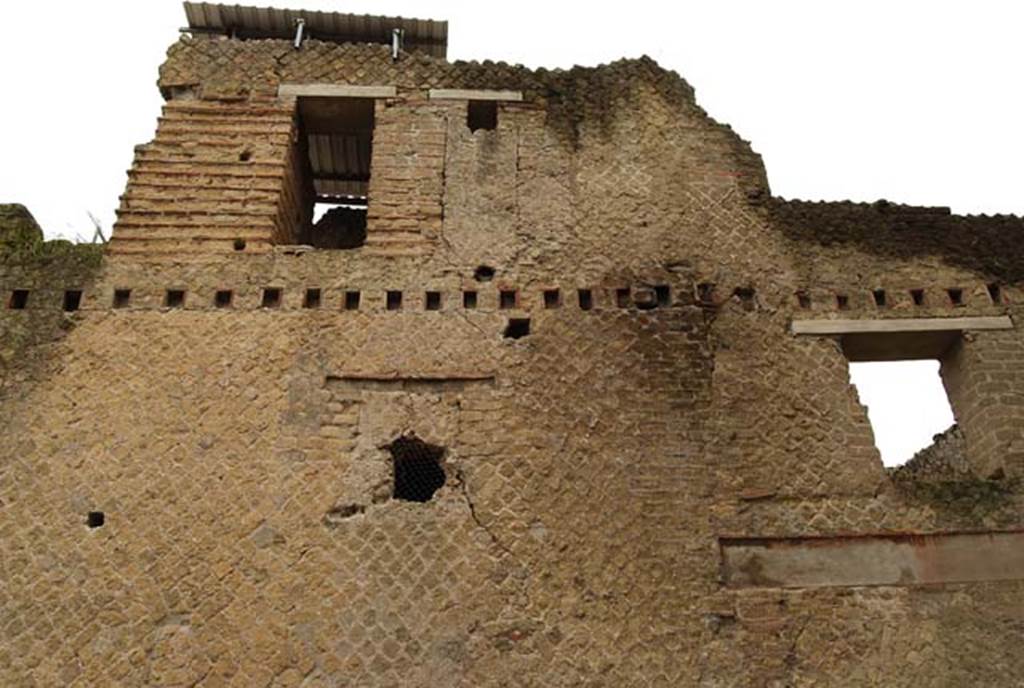 Ins Or II, 8/9, Herculaneum. December 2008. Looking east to upper floor façade of apartment at south end.
Photo courtesy of Nicolas Monteix.